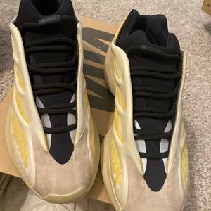Yeezy 700 V3 Sneakers Men’s 10.5